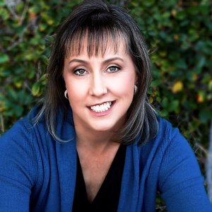 A portrait of Jenn McKinlay